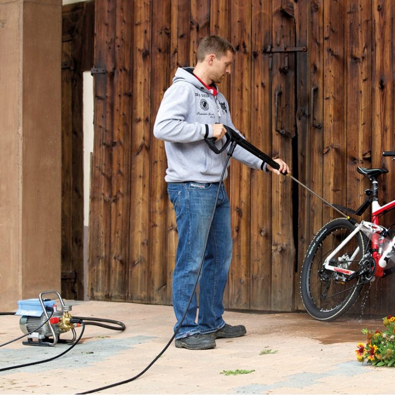Kranzle Cold Pressure Washer KHD7122TS Being Used Against Fence