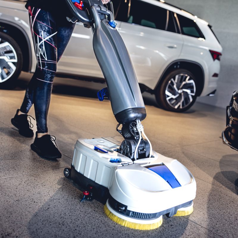 Lindhaus LW44 LW52 Flexy Hybrid Scrubber Dryer Garage Floor