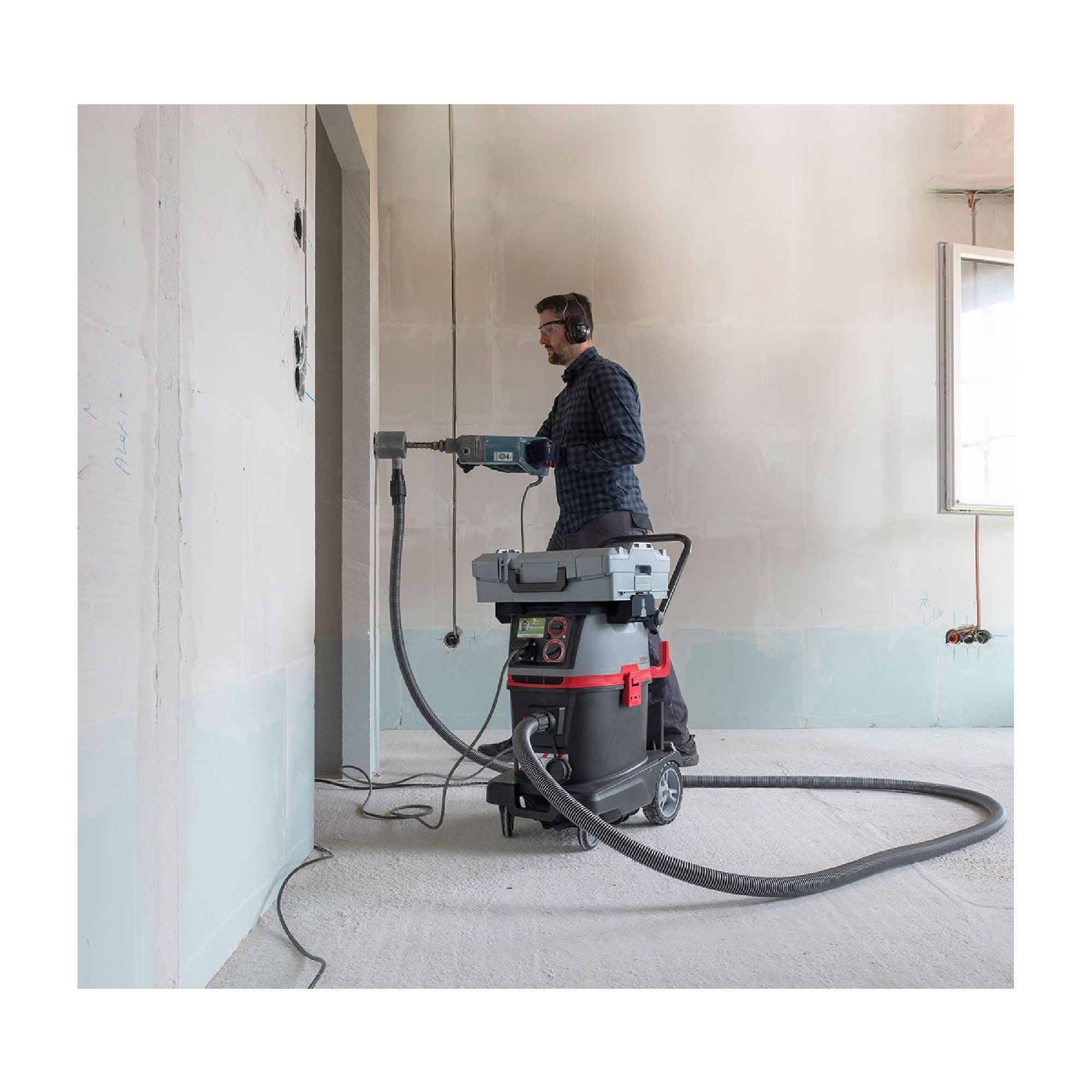 SPRiNTUS Craftix 35 Litre M Class Safety Vacuum Cleaner Action