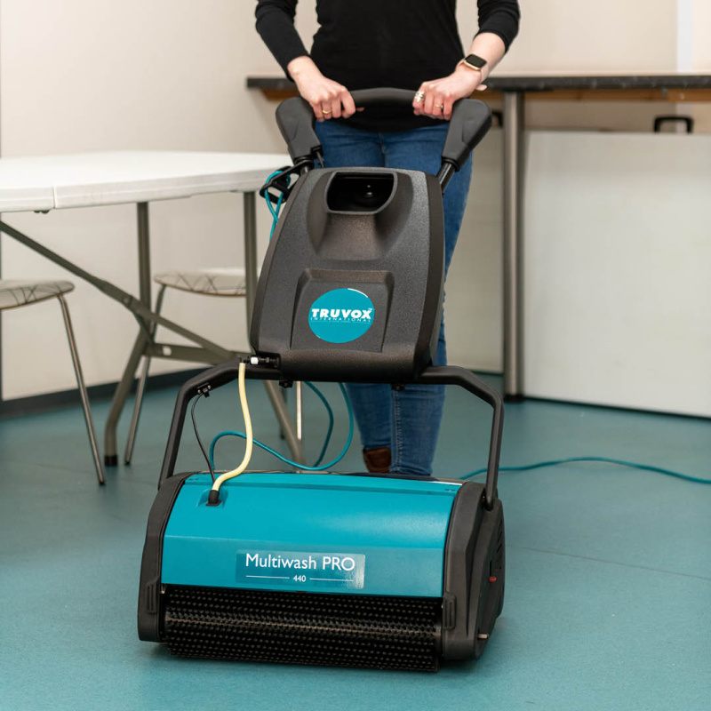 Truvox Multiwash 440 Person Behind Machine
